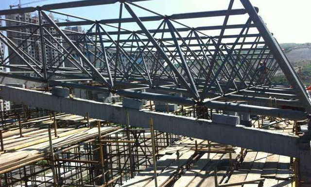 塔城简述网架公司的黑色压型钢板的吊装步履